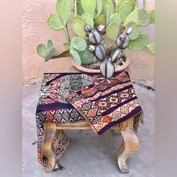 Aztec Calendar Runner with Tasseled Ends - Picture 3 of 7